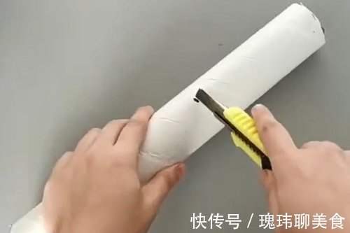 保鲜膜纸筒不要扔,切1刀粘在厨房墙上,解决了家家户户的烦恼