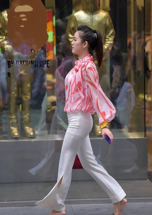 穿搭|偏爱裤装的女生,喇叭裤不容错过,时髦个性又显气质