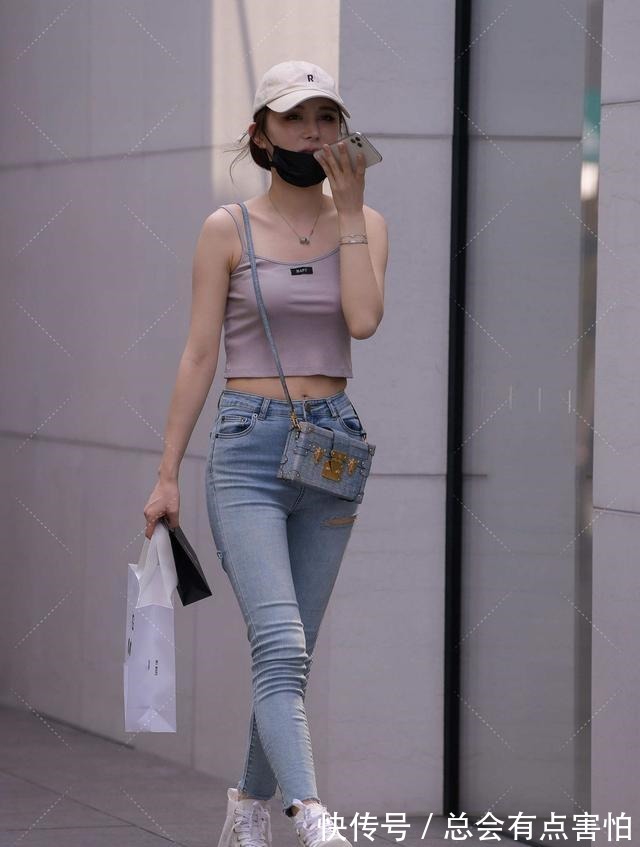 休闲装 纯色无袖背心搭配一条浅牛仔裤,清新洒脱,包也很独特!