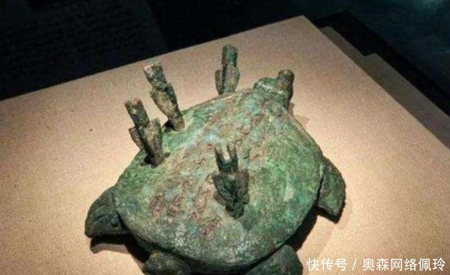 河边|老人河边钓鱼钓到一“乌龟”,背上插4支箭,专家看后说值18亿