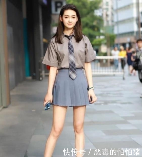 街拍美女小姐姐高颜值身材好,紧身裤的穿搭,显性感魅力