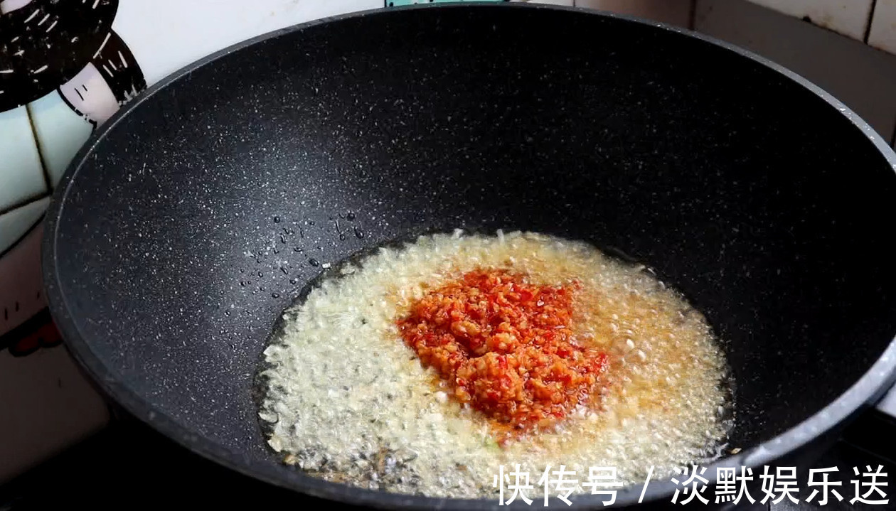 蒜蓉辣椒酱|豆腐皮别再炒着吃了,教你一个特色吃法,一做一大盆,方法超简单