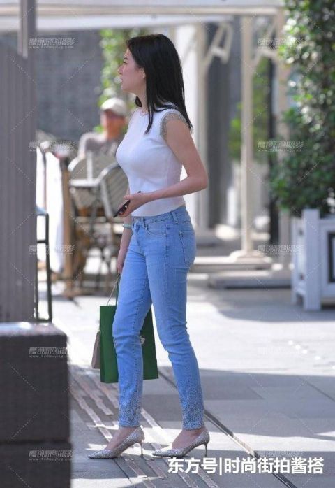 和高跟鞋相配的,不仅仅只有裙子,你们难道忘记牛仔裤了吗