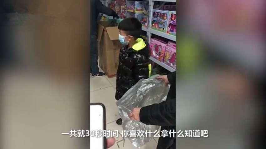 小男孩考双百,爸爸奖励30秒狂购玩具获高赞,网友:教育方式很棒