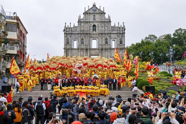 澳门特区政府旅游局|送祝福 迎新春 澳门举行金龙醒狮巡游活动