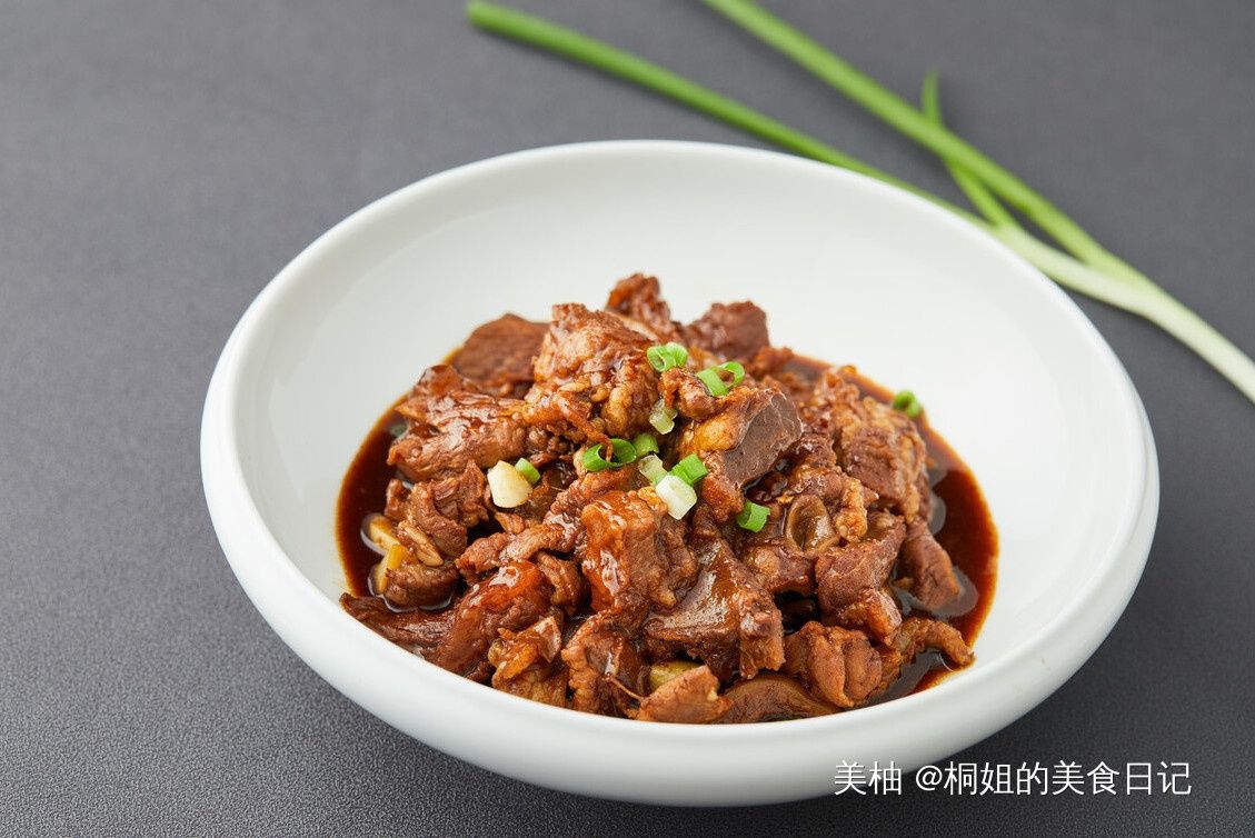 牛肉不要只会加水炖，多放3种调味料，不用高压锅也能快速软烂