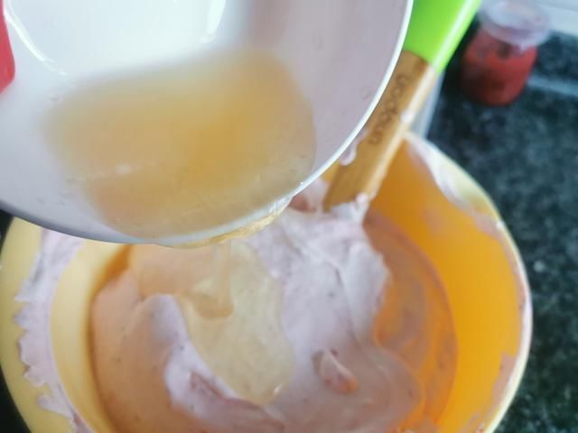 孩子在家吵着吃蛋糕,无奈之下自己动手给孩子做,孩子吃了一半