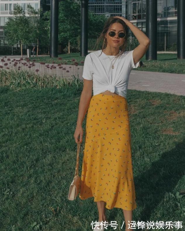 碎花裙 T恤下面最好不要穿裤子，今年流行这样穿，时髦显高很适合小个子