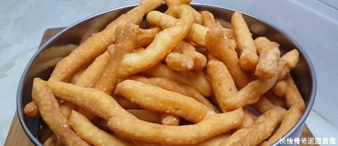 面粉一斤，鸡蛋两个，筷子搅拌一下，教你做创意小油条，比麻花好吃