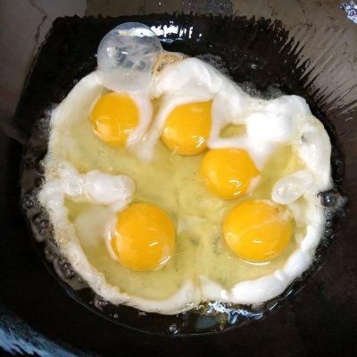 #暖冬酱在手，嗨吃部队锅#hin下饭的辣酱肉沫荷包蛋炒粉条