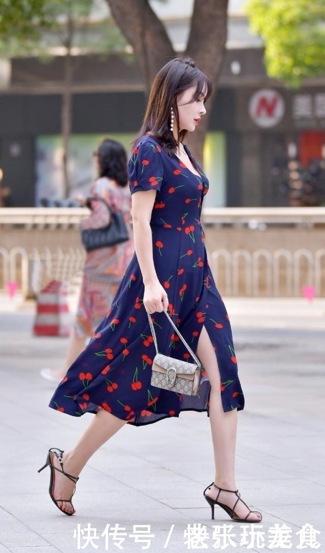 姑娘|路人街拍，姑娘特别的潮流，搭配针织短衫，气质迎面扑来