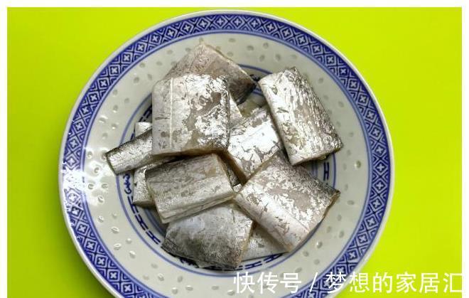 炸带鱼|在家炸带鱼时，别直接下油锅炸，多加2步，带鱼酥香入味不粘锅