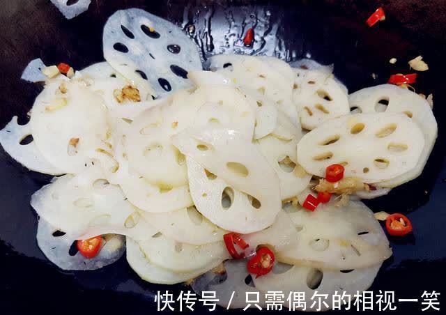 莲藕一焯水就发黑?多做这1步,藕片白净脆爽更入味