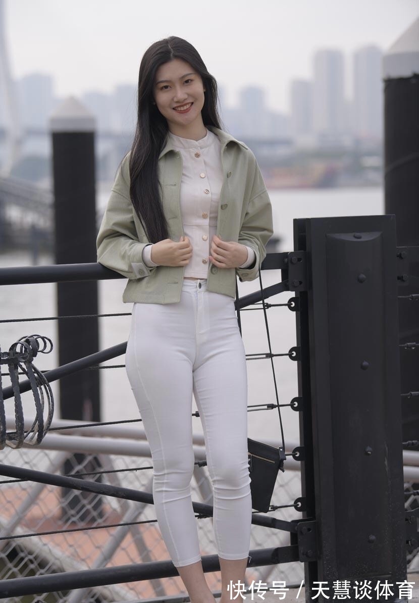 修身裤|天然一段风韵,平生万种风情,白色修身裤搭配燕尾衬衣的迷人穿搭