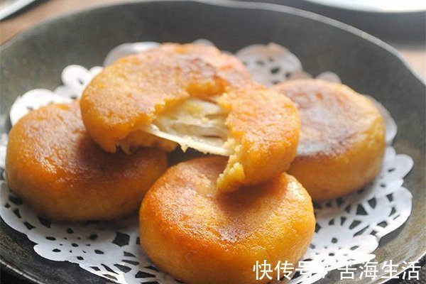 红薯跟鸡蛋是绝配,教你做外脆里嫩的炸饼,既可做主食也可当零食