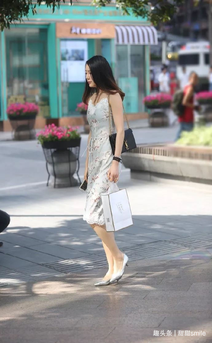 美女脚上搭配一双黑色小高跟鞋,和蕾丝黑色连衣裙结合十分有魅力