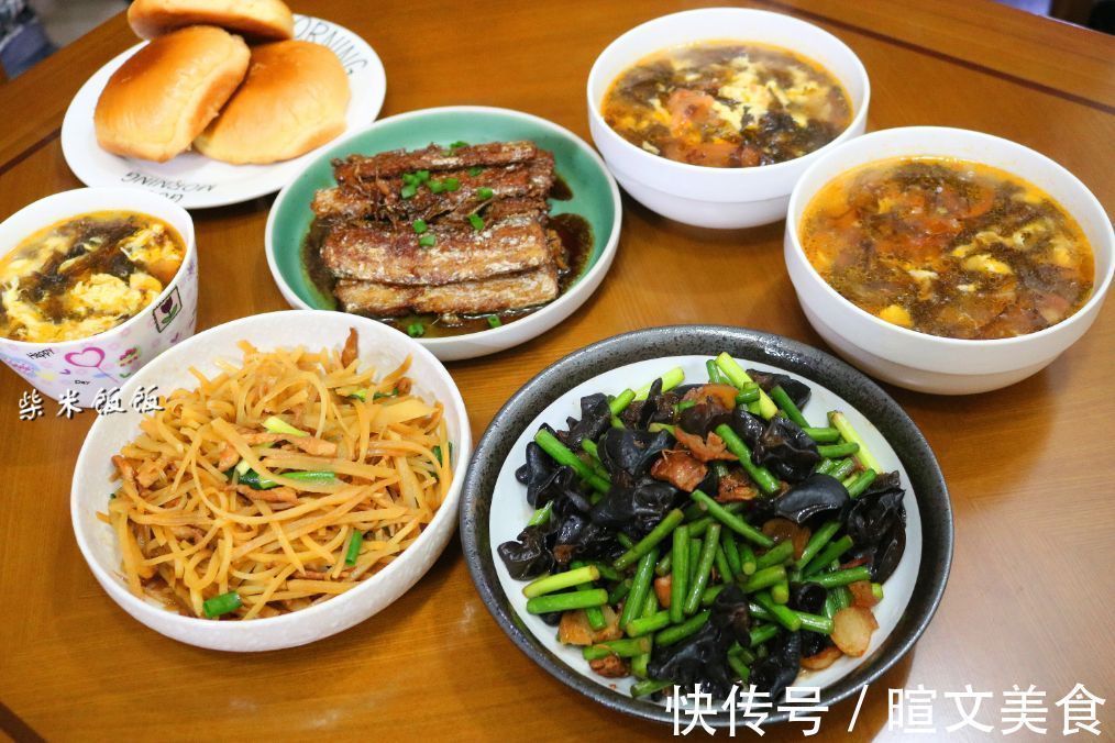 我家晚餐,3个家常菜,搭配发面饼和鸡蛋汤,全家吃得香
