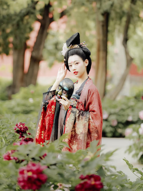 小姐姐$本以为唐制汉服够美了,直到看见“贵妃风”,才知道什么是精致