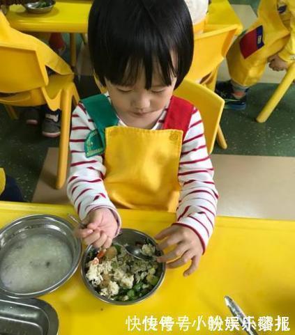 图书室|“一个月1500伙食费就吃这”,宝妈怒了,找幼儿园讨说法
