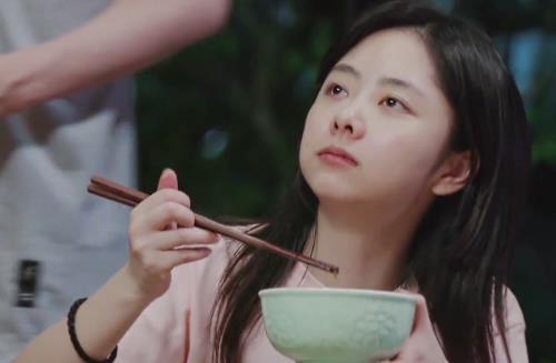 黄磊做的饭真好吃吗谭松韵吃的方式说明一切,有没有剧本很明显