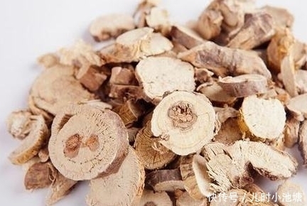 这种药材叫做苦参,可以很好的排出我们体内毒素!