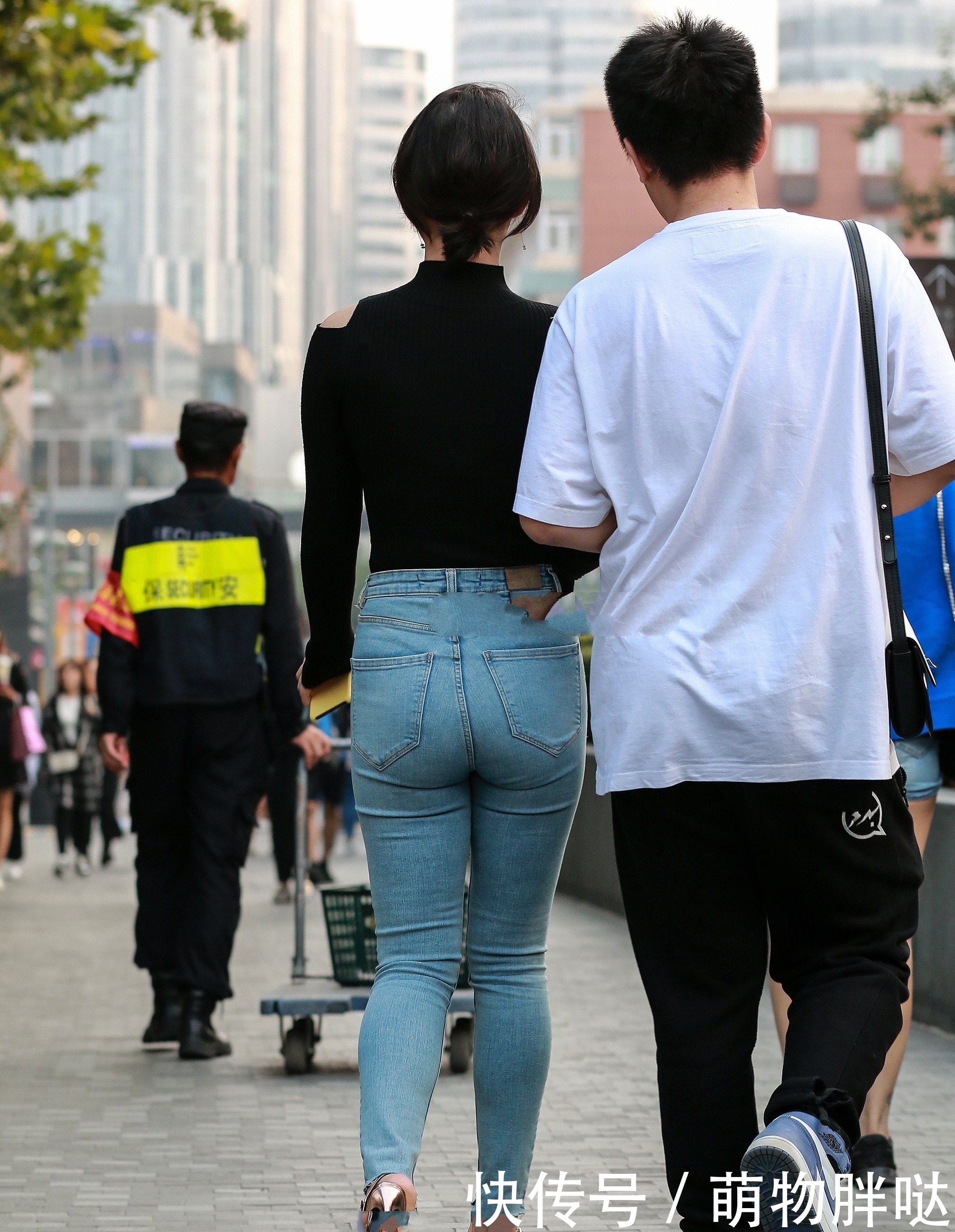 高领|黑色高领上衣,搭配牛仔裤,简单大方