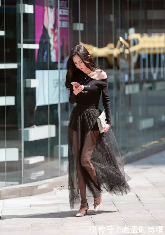 高跟鞋 街拍:高跟鞋时尚穿搭,让女生展现出迷人的魅力