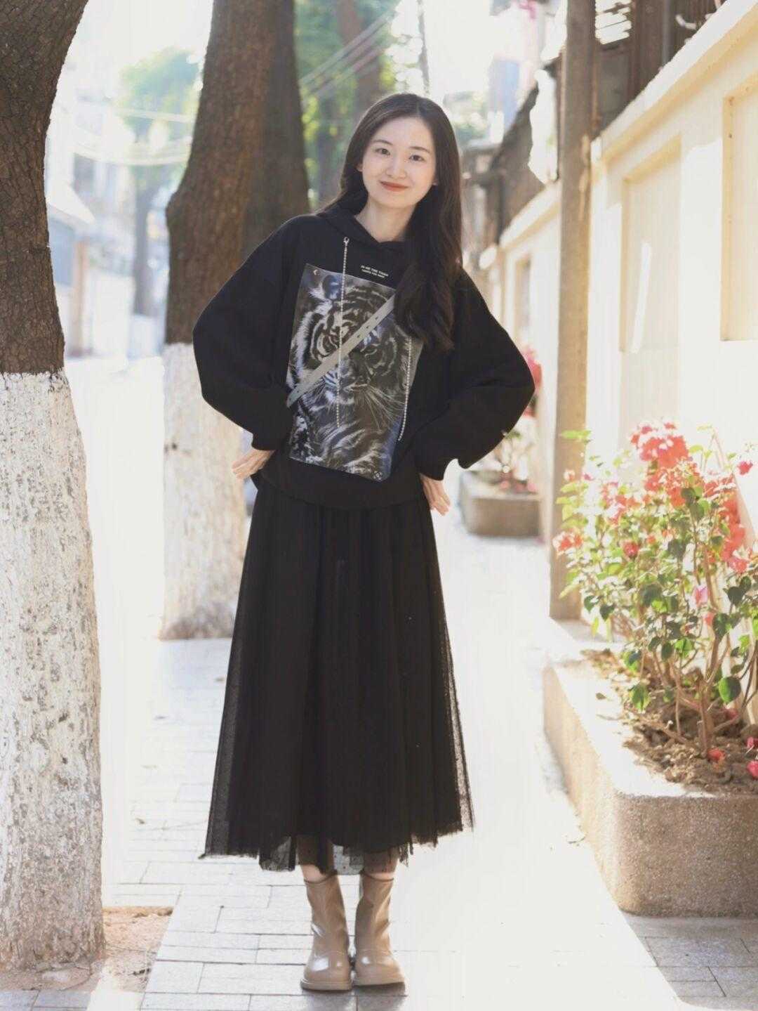 直筒 别老穿蓬蓬网纱裙了!今年流行的“直筒网纱裙”,上身唯美又显瘦