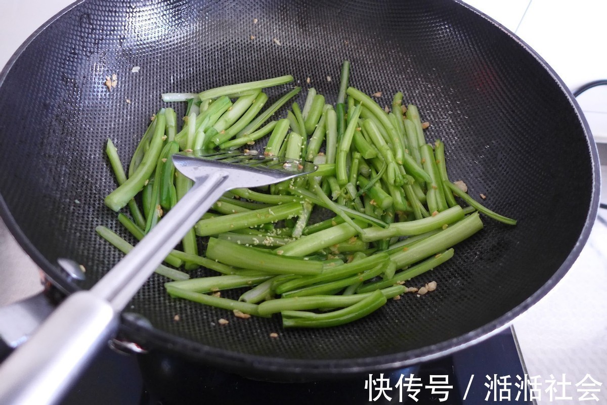 菜梗子|蒜蓉菜心这样做才好吃，颜色翠绿不发黄，看着就不错