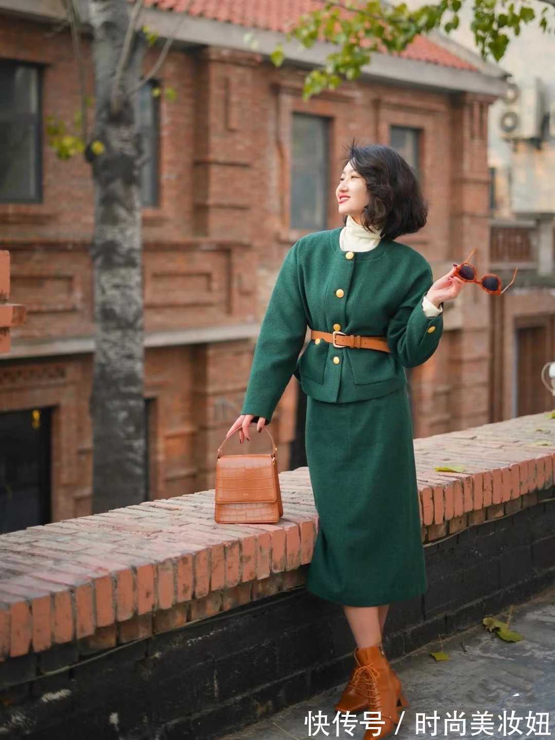 驼色 超显气质的“撞色”穿搭,每一套都很复古优雅,适合40岁女人