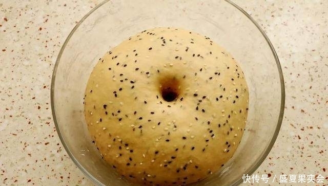  手机|看手机就可以啃得很享受的一款面包，约吗？