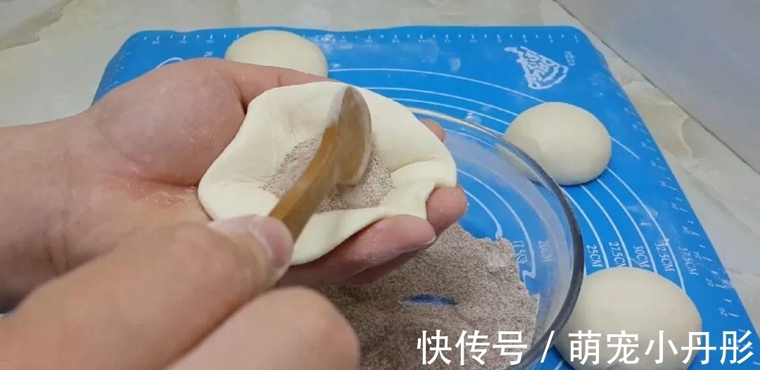 面粉|面粉这做法太香了，开水一烫，焦脆又空心，比油饼鸡蛋饼好吃几十倍