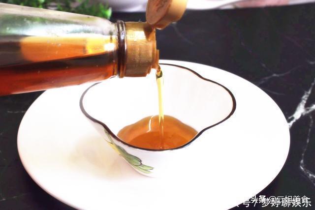买香油时,只需要将香油瓶子摇晃一下,真假香油一看便知,别乱买