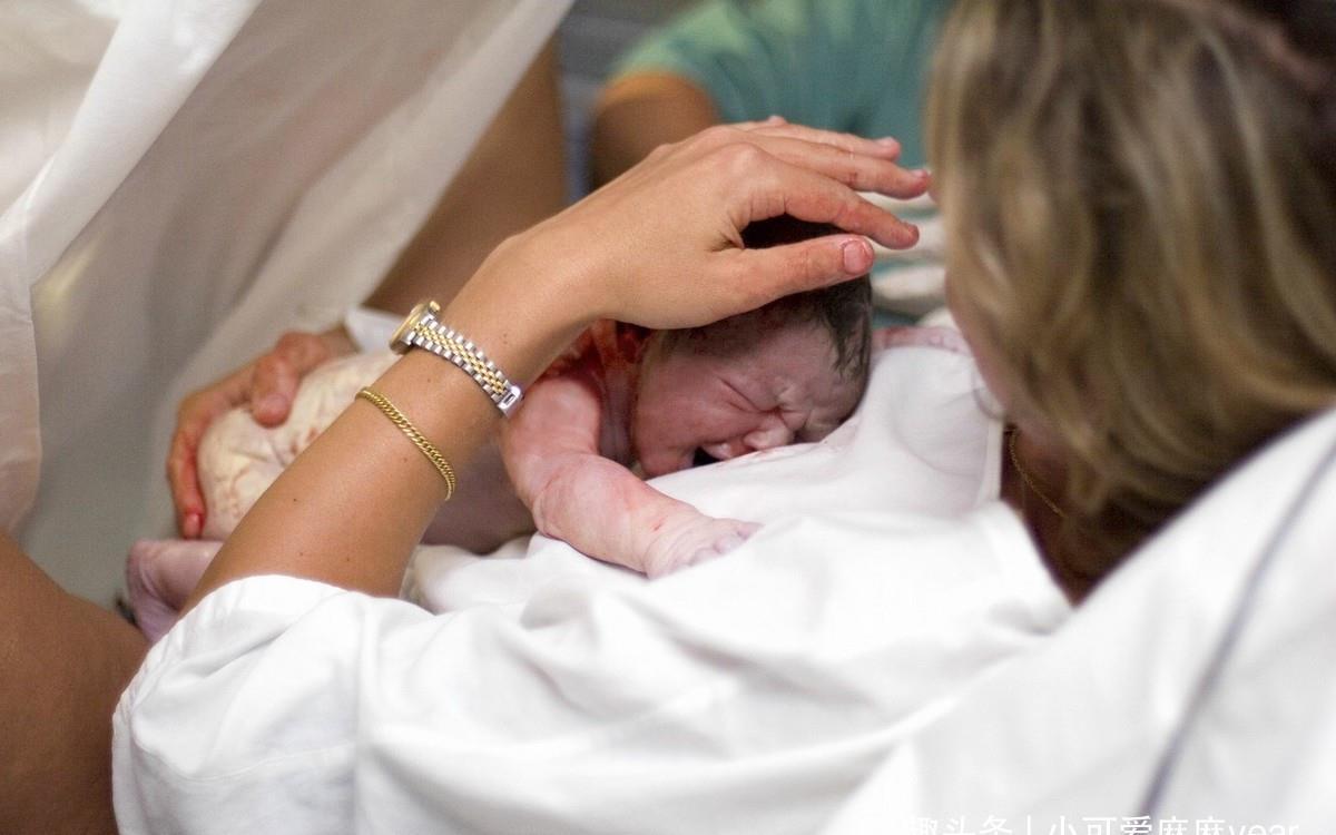 子宫|为啥宝宝总喜欢被抱着走,放下就哭?这些“原因”家长要明白