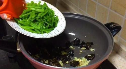 大天亮|失眠最怕这个菜2块钱一斤,隔三岔五吃1次,一觉睡到大天亮