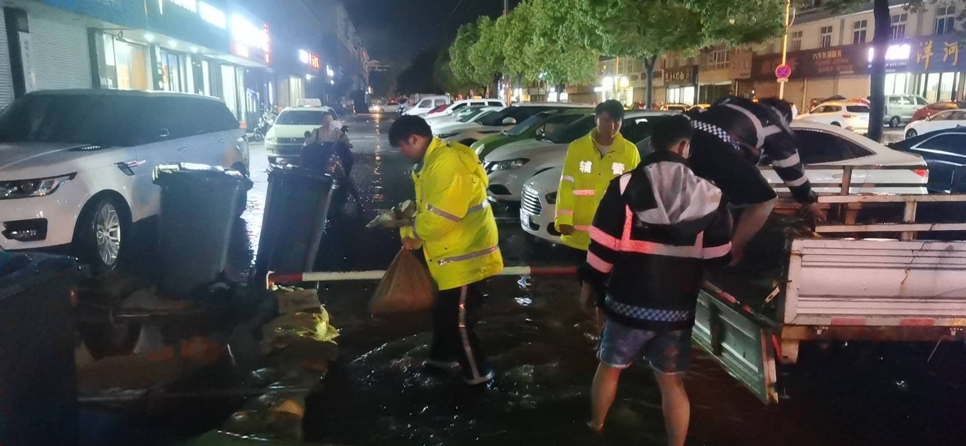 暴雨|请安心！暴雨中，有他们在默默守护！