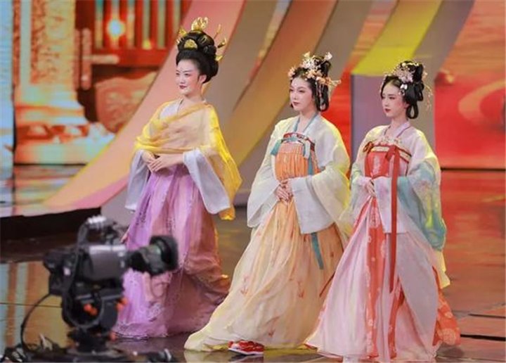 央视五四晚会主持人疑曝光，春晚阵容独缺张韬，董卿缺席让人遗憾