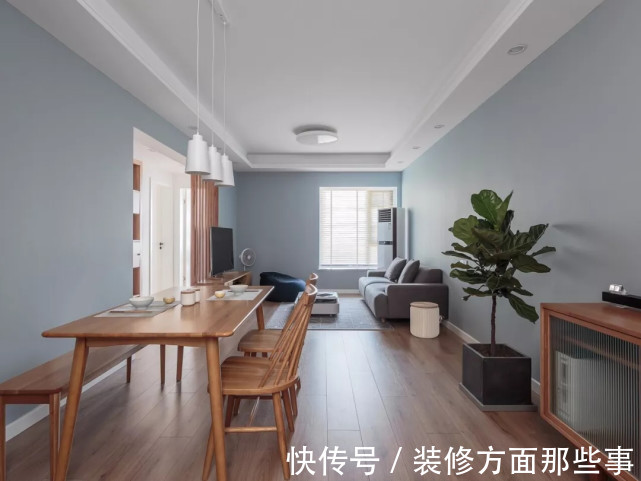 床头柜|98平简约风电视墙打掉一半做成木质屏风，简约舒适又大方