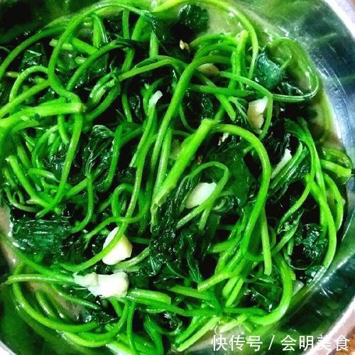 炒红薯叶时，多加一步，炒出来的红薯叶不发黑，好看又好吃！