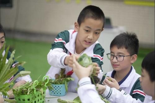 荔湾这所小学把课堂从教室搬到了天台，学生们从此爱上劳动