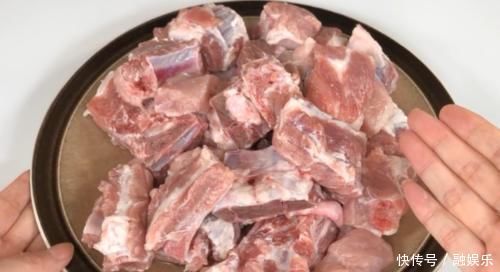 排骨不要直接用水洗,会越洗越脏,教你1个妙招,脏东西全跑出来