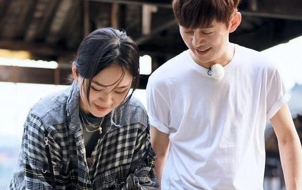 他是唯一一个全程没干活的人,不但没被骂,还受到了观众的称赞