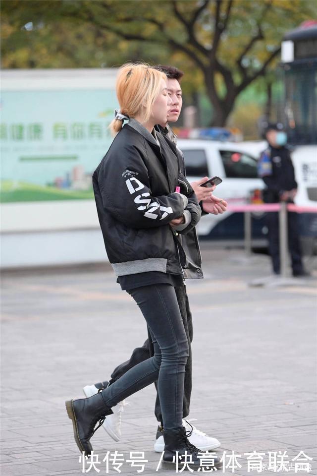 平底的马丁靴,年轻的时尚姑娘穿得多,系带和拉链款式都很正