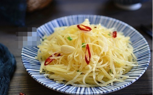 原来炒土豆丝，饭店大厨是这样放的醋，难怪那么好吃！