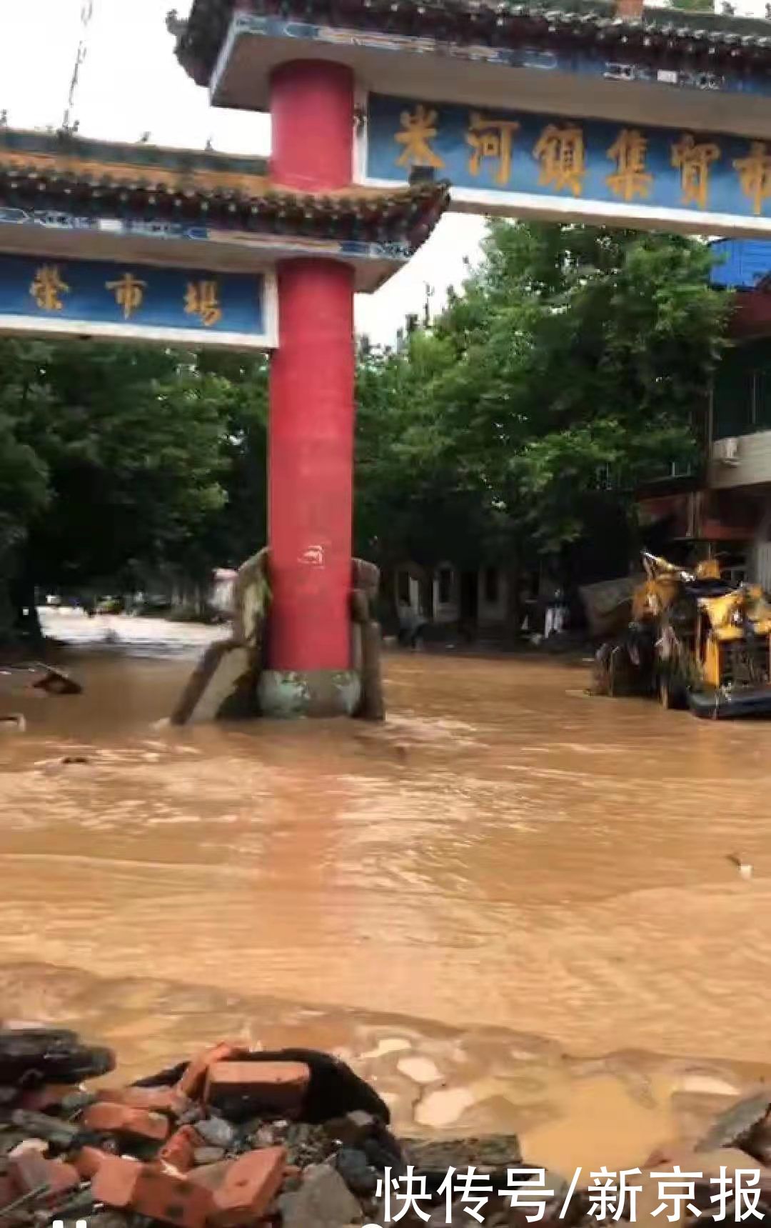 访者|“孤岛”信息传递者：一路哭着回家，为村民拍视频报平安