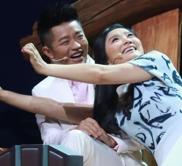 凤凰传奇 玲花的老公长相非常帅气 曾毅的老婆李娜是一个大美人 快资讯 凤凰传奇 玲花的老公长相非常帅气 曾毅的老婆李娜是一个大美人 快资讯