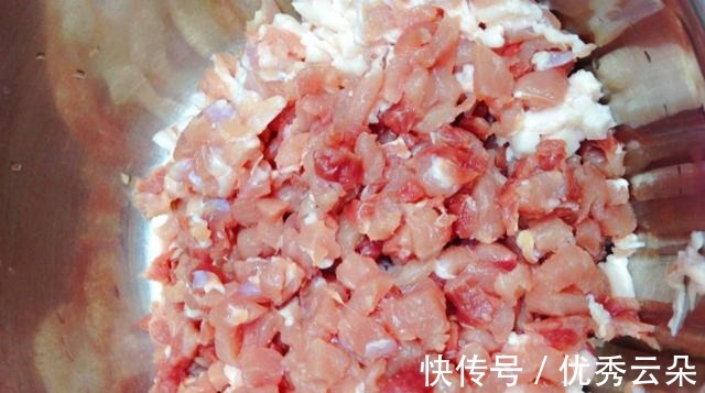 灌香肠,掌握好5个步骤,香肠不霉不臭,咸甜适中越吃越香!