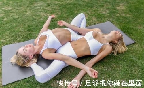 工具|与你的另一半一起做双人瑜伽吧,简单的姿势,增加感情和默契