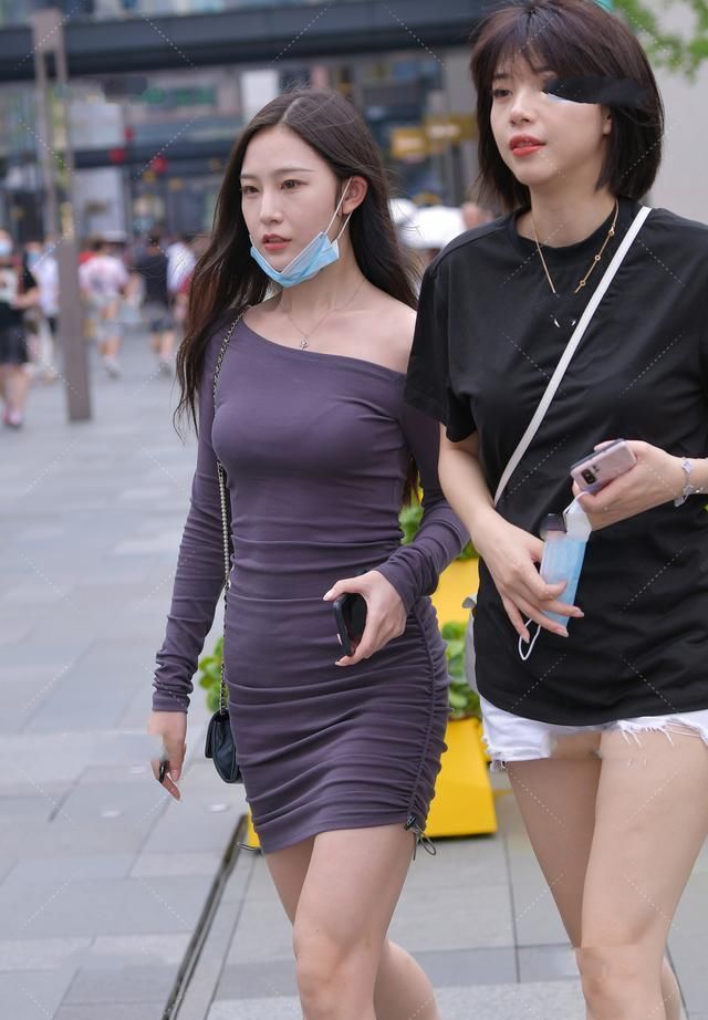 灰紫色抽绳褶皱裙子的穿搭,简单时尚,设计时尚的感觉一个也不少