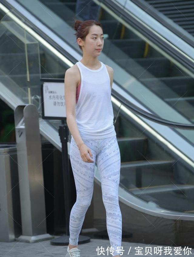 白色 纯白色背心搭配渐变色瑜伽裤，优雅大气，舒适百搭！